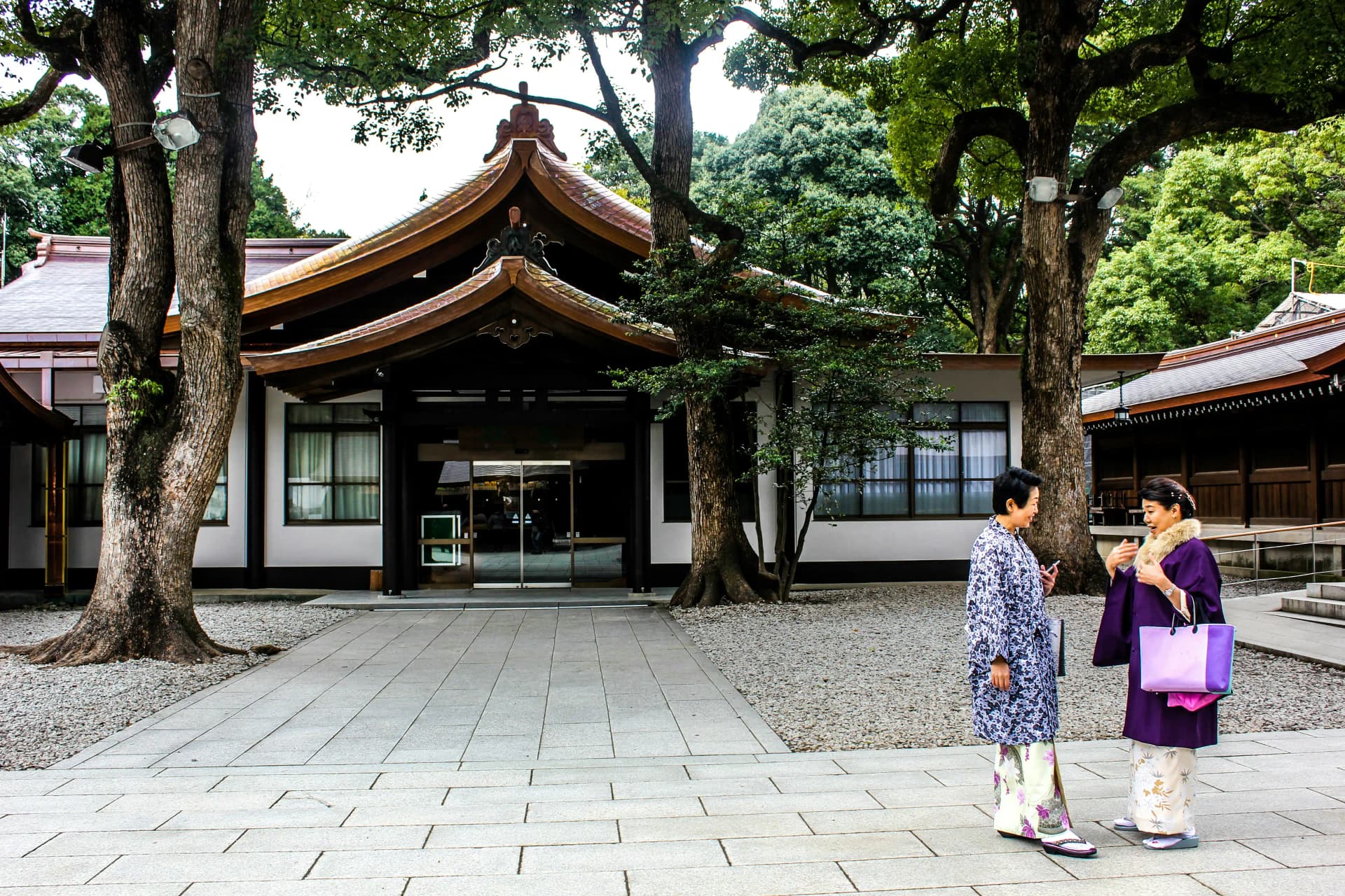 Women in kimono talking at Meiji shrine